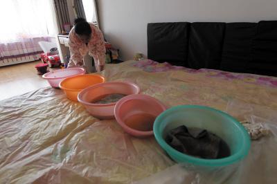 丹阳楼上漏水，住户失联，小区没物管，业主维权难！律师来支招……
